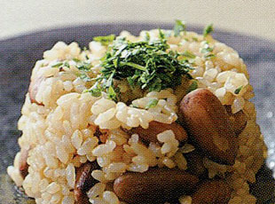 Коричневый рис с миндалем