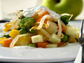 Вареный салат с соусом из тыквенных семян