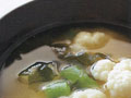 Мисо-суп с луком, цветной капустой и молодым зеленым горошком