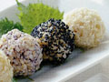 Шарики из коричневого риса с жареным миндалем, обжаренными семенами черного кунжута и сушеными листьями шисо