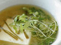 Мисо-суп с тофу и проростками редиса